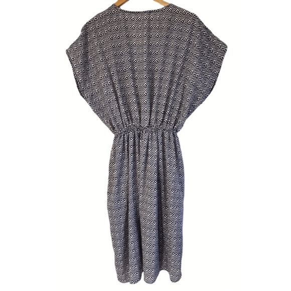 East Adeline Navy & Cream Fit&Flare A-Line Zig Zag
Dress w/ POCKETS! - Picture 3 of 6